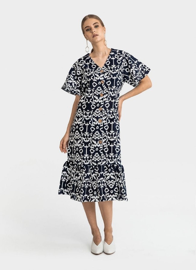 Tees and Scissors menawarkan opsinya yang menawan. Batik Slip On Dress ini juga cocok dipakai untuk acara malam. Busana ini bisa dibeli dengan Rp 499 ribu. Foto: Bobobobo