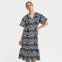 Tees and Scissors menawarkan opsinya yang menawan. Batik Slip On Dress ini juga cocok dipakai untuk acara malam. Busana ini bisa dibeli dengan Rp 499 ribu. Foto: Bobobobo