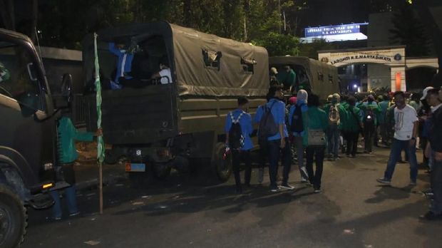 8 Truk Marinir Evakuasi Mahasiswa yang Terjebak Rusuh di DPR Semalam