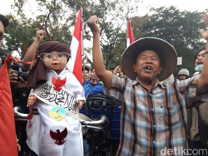 Saat Kakek Bawa Boneka Habib Bahar Ikut Kerumunan Demo Mahasiswa