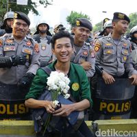 Potret Akrab Polisi dan Pendemo Mahasiswa Asli Bukan Perusuh
