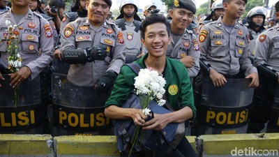 Potret Akrab Polisi dan Pendemo Mahasiswa Asli Bukan Perusuh