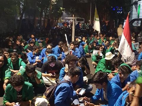 8 Truk Marinir Evakuasi Mahasiswa yang Terjebak Rusuh di DPR Semalam