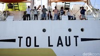 Ya, Miangas menggantungkan kehidupannya pada kapal perintis yang datang. Semua kebutuhan pokok diangkut dari ke pulau ini lewat kapal perintis.