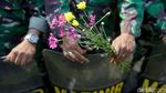 Salam Damai Bunga dari Mahasiswa untuk Polisi -TNI di DPR