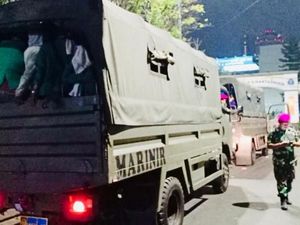 8 Truk Marinir Evakuasi Ratusan Mahasiswa Terjebak Rusuh di DPR Semalam