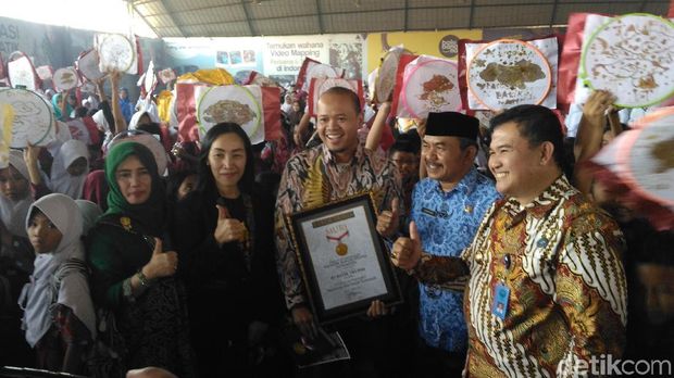 Jelang Hari Batik, 2.832 Pelajar Cirebon Membatik Bersama