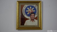 Dalam sudut rumah terdapat foto Presiden Filipina, Rodrigo Duterte. Angka pernikahan campuran sudah mulai menurun di Miangas. Namun transaksi dagang dan barter masih terus dilakukan. Kedekatan jarak antara Miangas dan Filipina menjadi satu-satunya jalan mencari kebutuhan pokok jika cuaca ekstrem datang.
