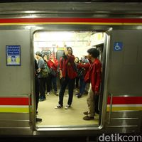 Potret Tertibnya Mahasiswa Pulang Demo dengan KRL