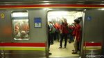 Potret Tertibnya Mahasiswa Pulang Demo dengan KRL