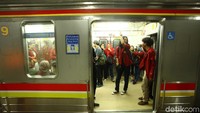 Mereka pulang menggunakan KRL menuju Stasiun Bogor dan sekitarnya.