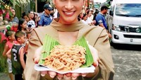 Pia juga dikenal sebagai penyanyi selain pandai di bidang modeling dan akting. Ini posenya saat memegang Pancit Habhab, olahan mie asal Filipina. Foto: Instagram piawurtzbach