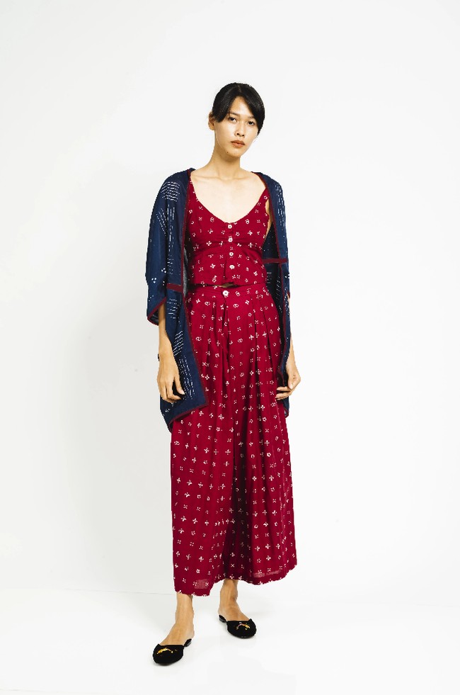 Untuk tampil dengan nuansa yang lebih etnik pada penampilan kasual, Anda bisa mengandalkan kain atau busana dari Sejauh Mata Memandang. Scarf Outer Ombak Laut Indigo yang dibuat dengan teknik batik cap. Item seharga Rp 570 ribu itu dapat digunakan sebagai luaran berbagai baju, termasuk untuk kondangan atau hangout. Foto: Sejauh Mata Memandang