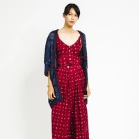 Untuk tampil dengan nuansa yang lebih etnik pada penampilan kasual, Anda bisa mengandalkan kain atau busana dari Sejauh Mata Memandang. Scarf Outer Ombak Laut Indigo yang dibuat dengan teknik batik cap. Item seharga Rp 570 ribu itu dapat digunakan sebagai luaran berbagai baju, termasuk untuk kondangan atau hangout. Foto: Sejauh Mata Memandang