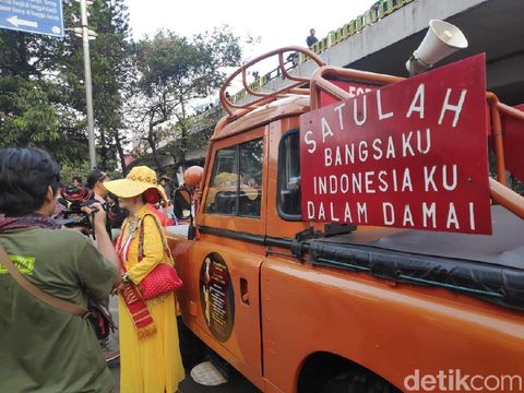 Herawati kerap datang dengan membawa mobil jip berwarna oranye ini