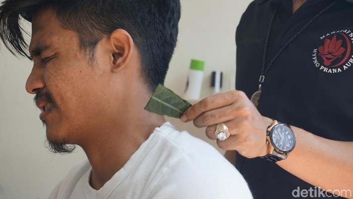 Sentuhan ajaib lakukan hanya dengan menyentuh dan memijat beberapa titik tubuh klien. (Foto: Frieda/detikHealth) Sentuhan ajaib lakukan hanya dengan menyentuh dan memijat beberapa titik tubuh klien. (Foto: Frieda/detikHealth)