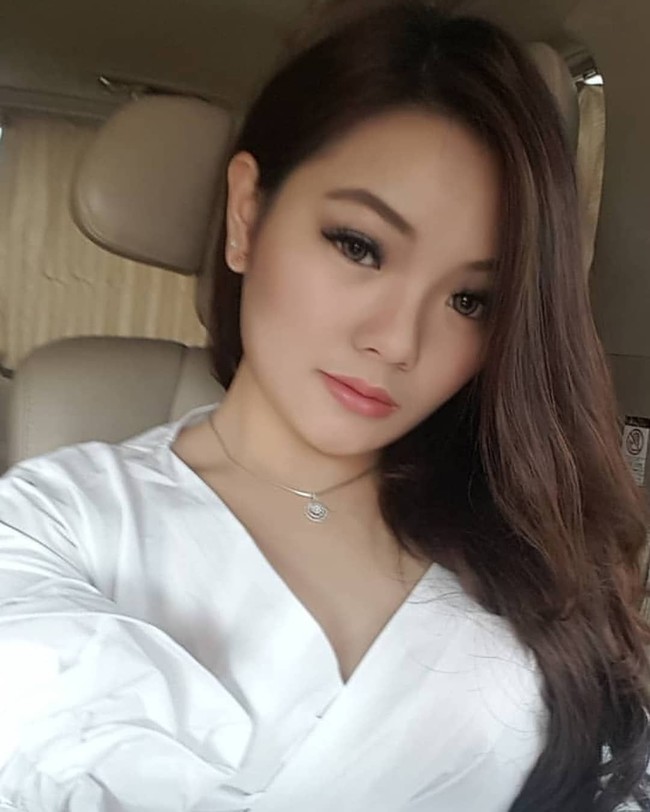 Alasannya kenapa? aku Master Hukum. Dulu orangtua pernah mengalami masalah hukum. Kalau dibilang dinasti politik agak kurang tepat karena 10 tahun kemarin reputasi keluarga kami cukup terguncang di depan masayarakat Sulut, dan butuh waktu lama sekali untuk mengaskan harapan papa bahwa ketika nanti Hillary kuliah belajarlah yang paling gampang sampai kompleks agar membuktikan bahwa papa tidak bersalah, ucapnya.  Foto: Instagram @hillarylasut