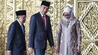 Presiden Joko Widodo (tengah) bersama Wakil Presiden Jusuf Kalla (kiri) dan Komisioner KPU Evi Novida Ginting Manik (kanan) memasuki ruang pelantikan anggota DPR RI di Kompleks Parlemen, Senayan, Jakarta Selasa (1/10/2019). ANTARA FOTO/Galih Pradipta.