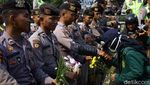 Salam Damai Bunga dari Mahasiswa untuk Polisi -TNI di DPR