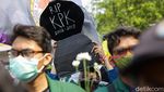 Salam Damai Bunga dari Mahasiswa untuk Polisi -TNI di DPR