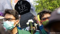 Sejumlah poster maupun spanduk turut dibawa para mahasiswa tersebut saat ikut serta turun ke jalan.