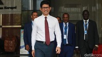Laode M Syarief bersama delegasi pemberantasan korupsi Ethiopia keluar gedung KPK usai pertemuan.