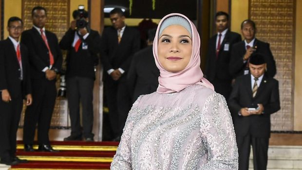 Artis Rachel Maryam barpose sebelum mengikuti pelantikan Dewan Perwakilan Rakyat (DPR) periode 2019-2024 di Ruang Rapat Paripurna, Kompleks Parlemen, Senayan, Jakarta, Selasa (1/10/2019). Sebanyak 575 anggota DPR terpilih dan 136 orang anggota DPD terpilih diambil sumpahnya pada pelantikan tersebut. ANTARA FOTO/Galih Pradipta/pd.