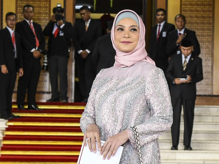 Artis Rachel Maryam barpose sebelum mengikuti pelantikan Dewan Perwakilan Rakyat (DPR) periode 2019-2024 di Ruang Rapat Paripurna, Kompleks Parlemen, Senayan, Jakarta, Selasa (1/10/2019). Sebanyak 575 anggota DPR terpilih dan 136 orang anggota DPD terpilih diambil sumpahnya pada pelantikan tersebut. ANTARA FOTO/Galih Pradipta/pd.