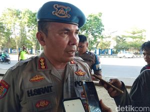 Polisi yang Masuk Masjid Bersepatu Mengaku Spontan karena Dilempari Batu
