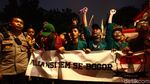 Potret Tertibnya Mahasiswa Pulang Demo dengan KRL