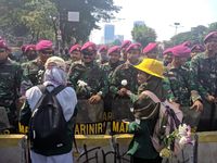 Senyum Berseri Personel TNI-Polri Saat Dapat Bunga dari Mahasiswi Pendemo