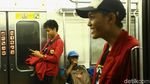 Potret Tertibnya Mahasiswa Pulang Demo dengan KRL