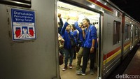 Dengan mengenakan jas almamater, mereka pulang secara bersama-sama.