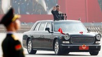 Tampak Presiden Xi melambaikan tangannya dari atas mobil limusin. Dalam pidatonya, Presiden Xi menegaskan tidak ada kekuatan yang bisa mengguncang China. Foto: REUTERS/Thomas Peter