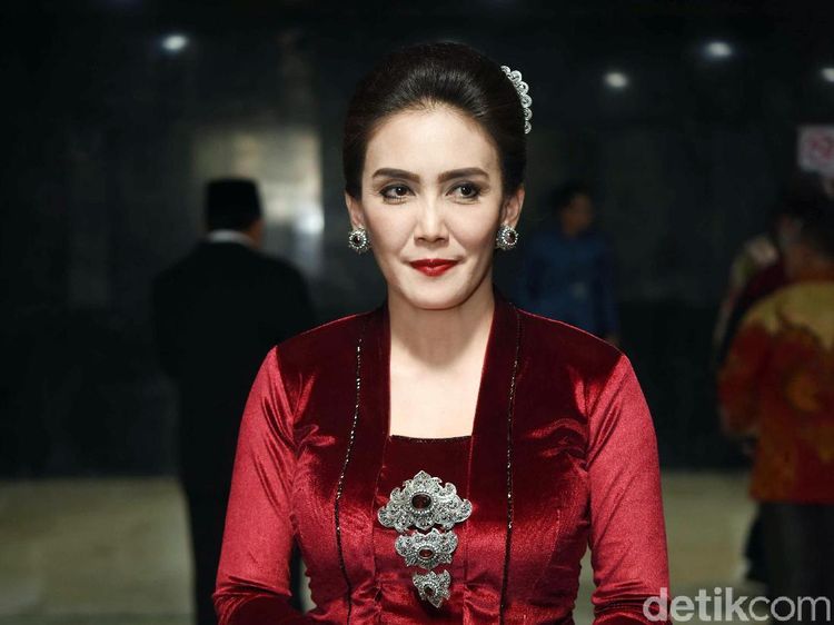 Senyum Rieke Diah Pitaloka yang Tiga Kali Dilantik