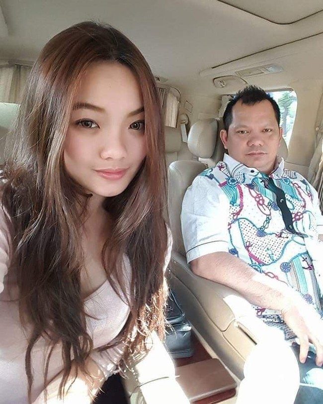 Dunia politik bukanlah hal asing bagi wanita muda kelahiran Manado, 22 Mei 1996 ini. Hillary besar di keluarga politik. Sang ayah Elly Engelbert pernah menjabat sebagai Bupati Talaud selama dua periode, 2004-2009 dan 2009-2012. Kini ia kembali menjabat bupati Talaud untuk periode 2019-2024.  Foto: Instagram @hillarylasut