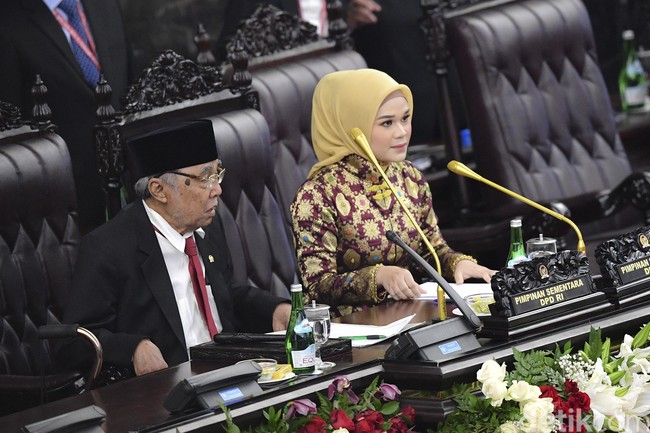 Jialyka Maharani yang merupakan putri Bupati Ogan Ilir Ilyas Panji Alam itu tampil dengan songket emas khas daerah asalnya Sumatera Selatan di hari pelantikannya sebagai anggota DPD. Sosoknya menarik atensi karena tampil sebagai pimpinan DPD sementara bersama Anggota DPD tertua Sabam Sirait. Jilayka yang berusia 22 tahun ini merupakan anggota DPD termuda. Foto: Antara Foto