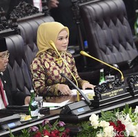 Jialyka Maharani yang merupakan putri Bupati Ogan Ilir Ilyas Panji Alam itu tampil dengan songket emas khas daerah asalnya Sumatera Selatan di hari pelantikannya sebagai anggota DPD. Sosoknya menarik atensi karena tampil sebagai pimpinan DPD sementara bersama Anggota DPD tertua Sabam Sirait. Jilayka yang berusia 22 tahun ini merupakan anggota DPD termuda. Foto: Antara Foto