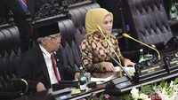 Jialyka Maharani baru saja menjadi pimpinan DPR sementara bersama Anggota DPD Tertua Sabam Sirait (kiri). ANTARA FOTO/Nova Wahyudi.