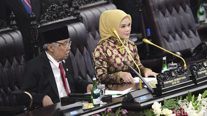 Anggota DPD termuda Jialyka Maharani (kanan) dan Anggota DPD Tertua Sabam Sirait (kiri)  menjadi pimpinan DPR sementara saat pelantikan anggota Dewan Perwakilan Rakyat (DPR) periode 2019-2024 di Ruang Rapat Paripurna, Kompleks Parlemen, Senayan, Jakarta, Selasa, (1/10/2019). Sebanyak 575 anggota DPR terpilih dan 136 orang anggota DPD terpilih diambil sumpahnya pada pelantikan tersebut.  ANTARA FOTO/Nova Wahyudi/pd.