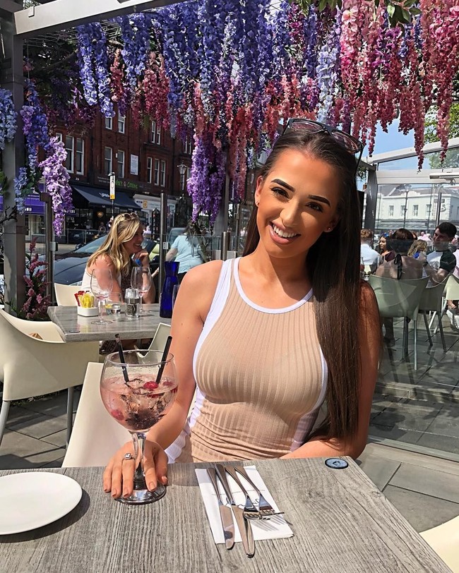 Ashleigh pun curhat mengenai bagaimana ia telah mencoba berbagai banyak hal lalu beralih ke obat roaccutane. Namun obat tersebut sudah dihentikannya karena terlalu kuat dan berefek samping. Foto: Instagram: @ashleighwild_