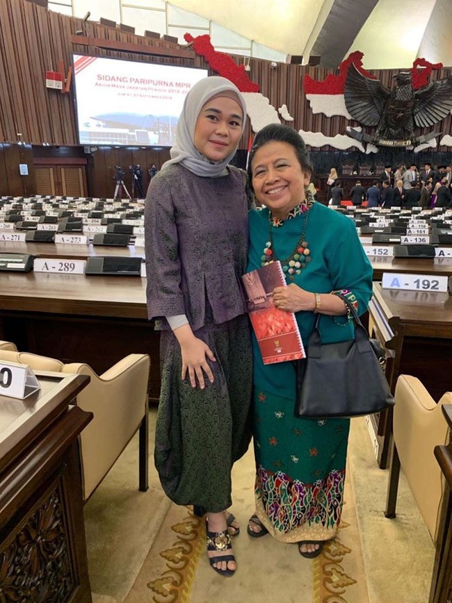 Jialyka merasa senang bisa mengikuti Sidang Paripurna terakhir MPR RI 2014-2019. Apalagi pada kesempatan itu dia bisa bertemu legenda di DPR Popong Otje Djundjunan atau Ceu Popong. ”Senang sekali bisa ketemu living legend oma popong otje djunjunan ️ perempuan yang selalu enerjik. Forever young oma..” Foto: instagram @jialyka.maharani