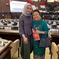 Jialyka merasa senang bisa mengikuti Sidang Paripurna terakhir MPR RI 2014-2019. Apalagi pada kesempatan itu dia bisa bertemu legenda di DPR Popong Otje Djundjunan atau Ceu Popong. ”Senang sekali bisa ketemu living legend oma popong otje djunjunan ️ perempuan yang selalu enerjik. Forever young oma..” Foto: instagram @jialyka.maharani