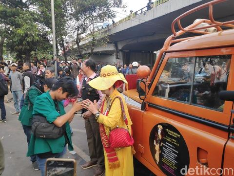 Sejumlah mahasiswa cium tangan Herawaty