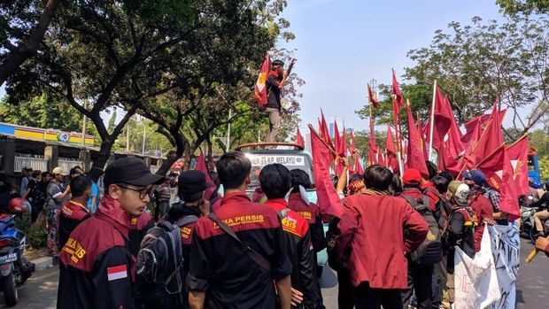Orator berorasi di atas angkot.