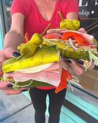 Mau Cicip? Sandwich Ini Pakai Acar Mentimun Sebagai Ganti Roti