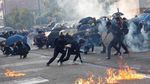 Bentrok Demonstran dan Polisi Warnai HUT ke-70 China di Hong Kong