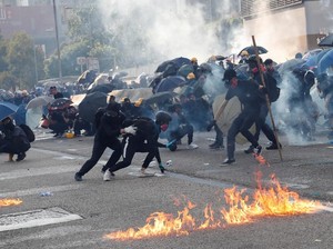 Tembak Demonstran Pelajar di Dada, Polisi Hong Kong Membela Diri