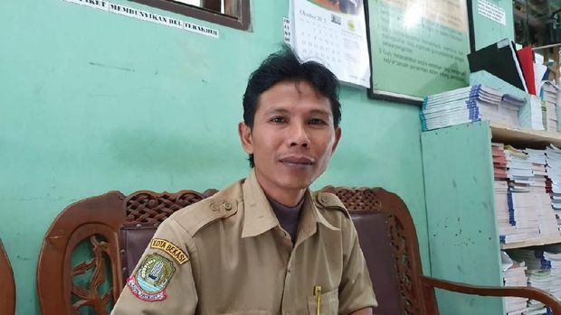 Pembina OSIS sekaligus guru SMK Teknologi Nasional Bekasi, Suroto Budianto