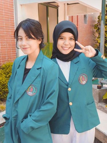 Demo Santuy ala Gen Z, Poster Lucu hingga Naik Mobil Mewah